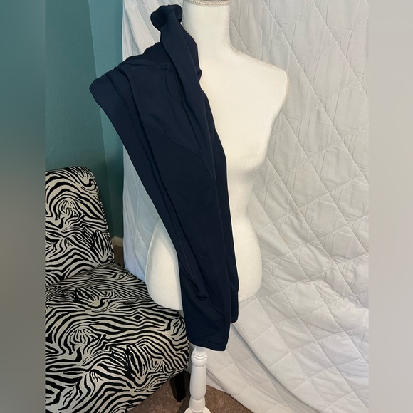 Navy Lululemon Leggings with side pockets. - Picture 3 of 3